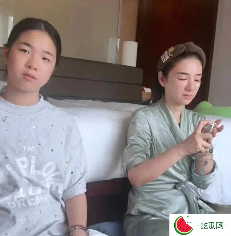 黄奕母女在马来西亚吃榴莲自助，12岁黄芊玲个子很高，但颜值一般
