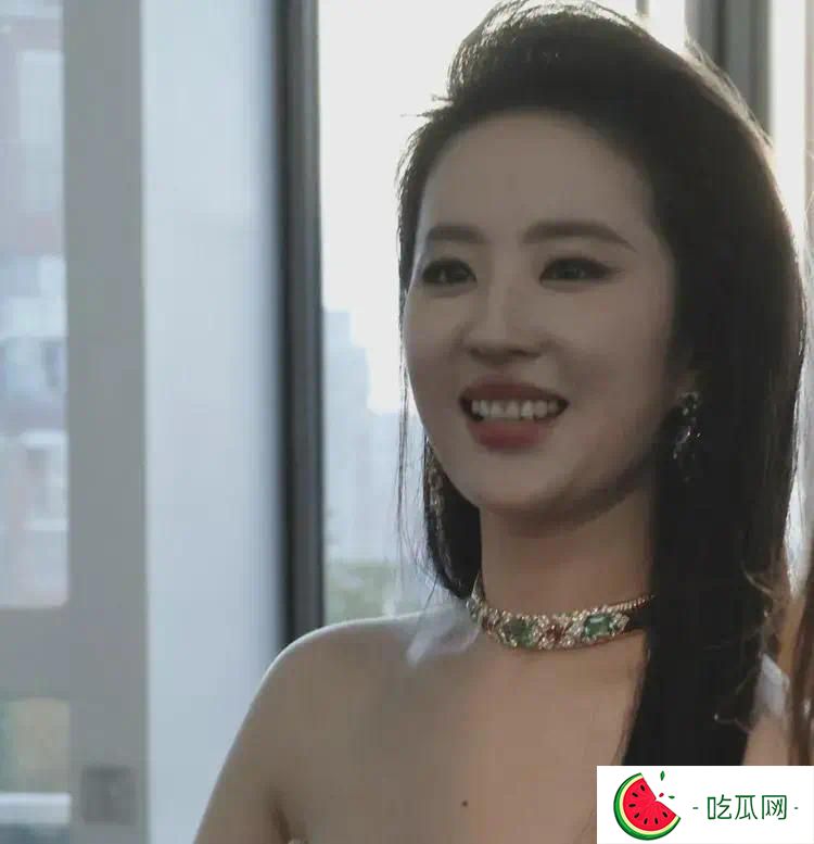 刘亦菲怼脸拍瘦了！出席白玉兰奖提名晚宴神态自信，和宋佳争视后