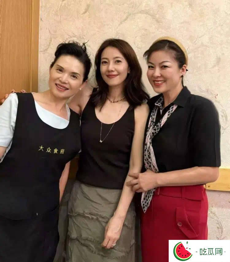 高圆圆饭店偶遇照刷屏；44岁状态是真的太美了！