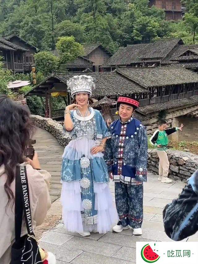 王祖蓝与李亚男在乌江，身穿苗族服装拍摄，王祖蓝一脸无奈的感觉
