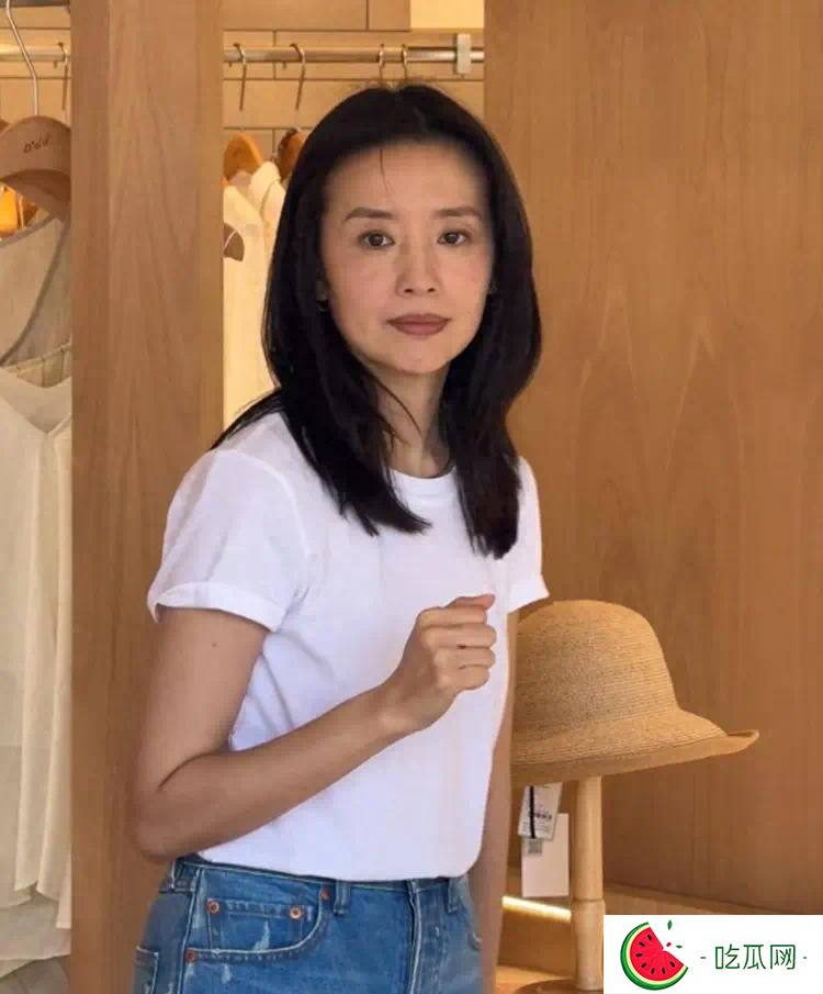 董洁在阿那亚卖衣服，对顾客笑脸相迎，真人个头不高能看出年纪