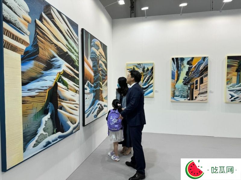 伏明霞一拖三高铁动车到深圳看展览，一个分配吃惊网友：看到照片吓一跳！