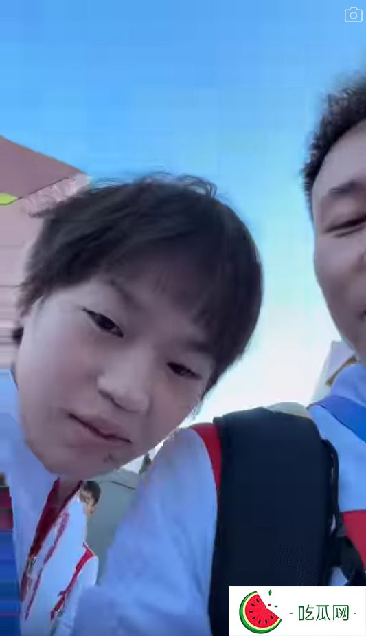 之后谢思埸将镜头转向另一边说：“喂，点呀你？” 见到全红婵惊喜现身