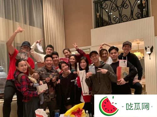 何超莲豪宅别墅被好闺蜜李蕴出现意外曝出，大客厅极阔落似去公园野餐