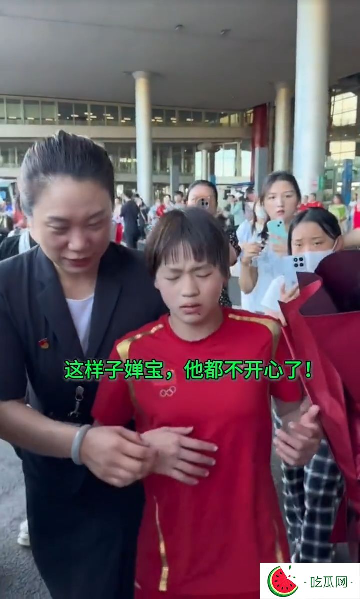 全红婵被逼到一度闭目。