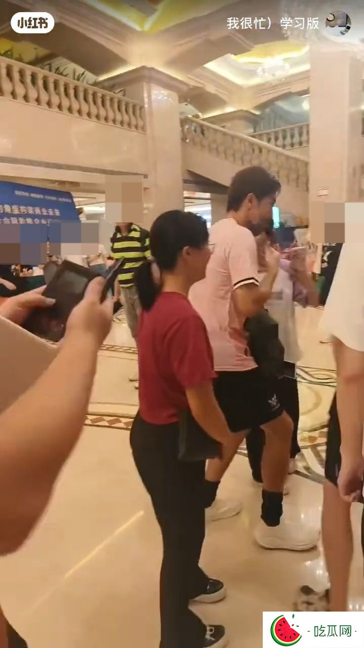 由于身边没有保安人员，马国明很快就被围困在粉丝之中。粉丝们情绪激动，不断要求拍照和要求签名。
