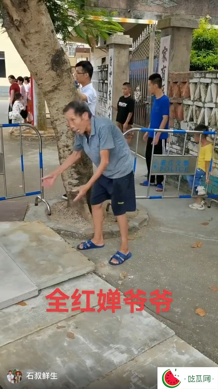 有网民分享一段影片，见到全红婵的**在家门外一脸无奈，虽然放了围栏包围，但他仍向大批围观的途人表达不满。