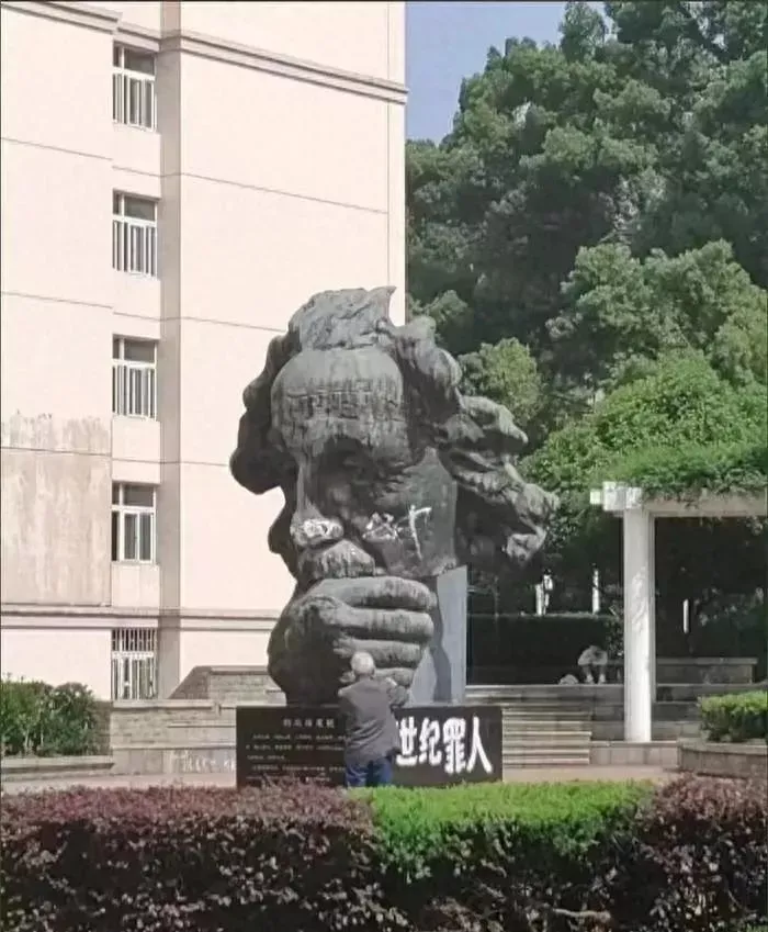 爱因斯坦雕塑遭涂鸦“大**” 华中科技大学回应