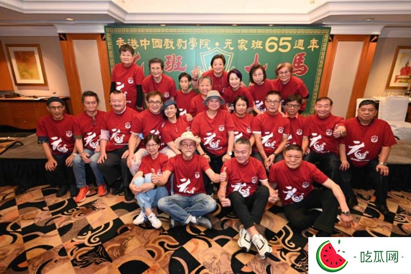 成龙微博晒出元家班65周年纪念大合照。 成龙 微博