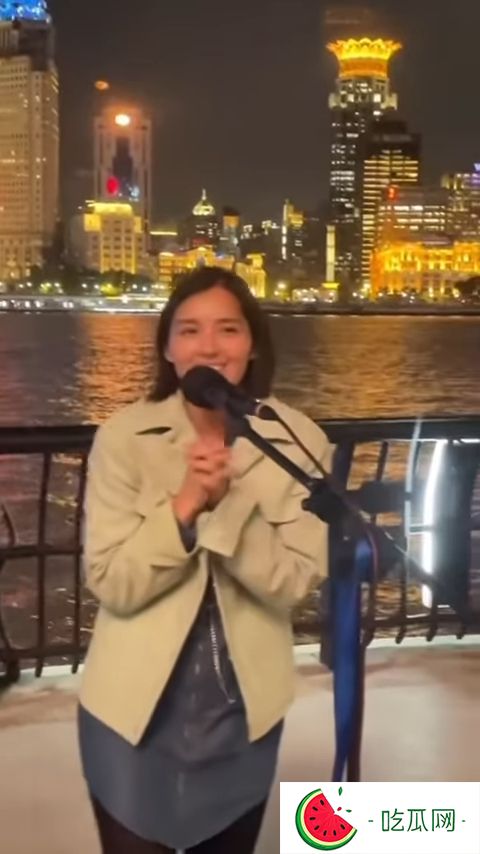谢嘉怡6日在IG上发布了一条在上海外滩街头唱歌的影片。