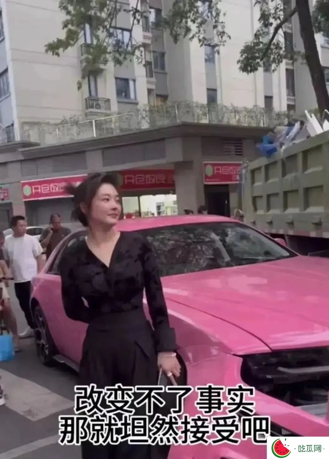 吃瓜群众喷劳斯莱斯女司机老公长得丑，好白菜让猪拱了。