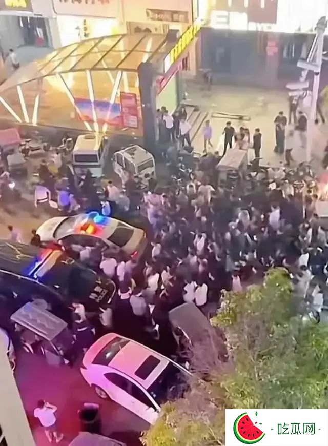 河南夏邑女装店原配抓小三，千人围观场面壮阔，女方真容曝光