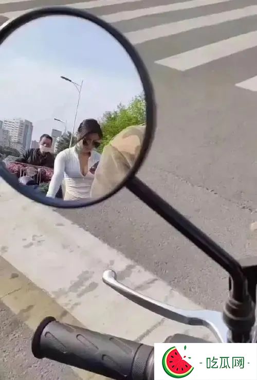 没想到后视镜里也能看到别样风景