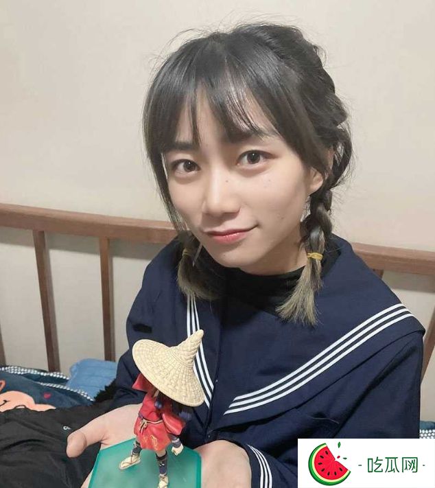 外表清纯无比的眼镜前女友 非常喜欢穿制服丝袜 主打真实