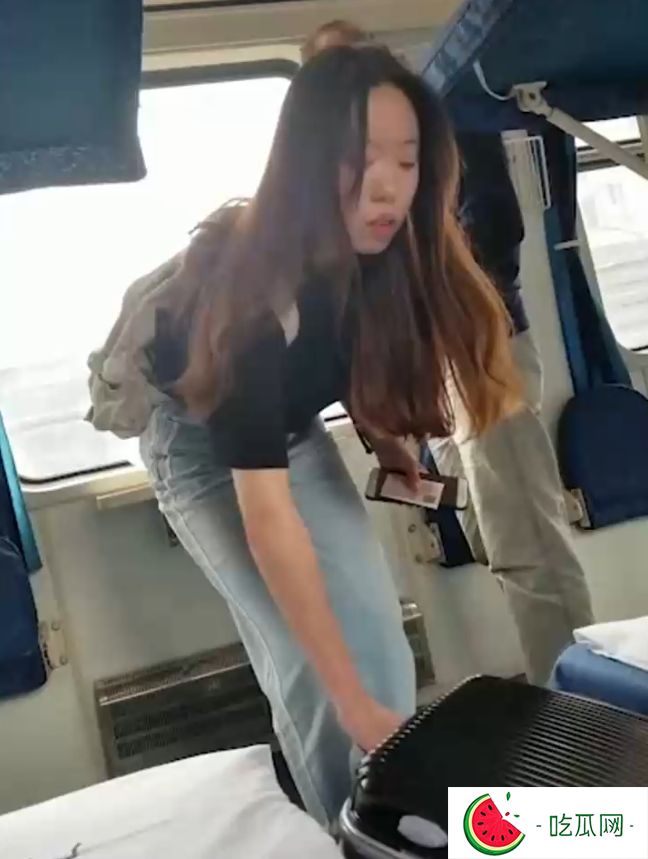 哥们是真的饿了 火车卧铺趁美女睡着 把匡威鞋偷过来打胶