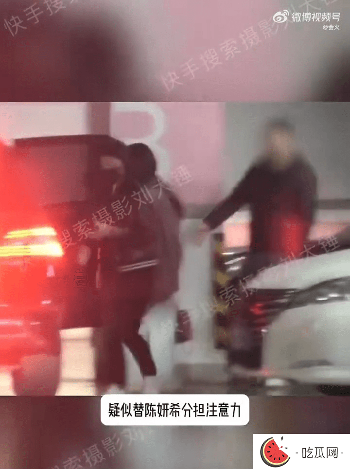 警觉性高的杨丞琳发现有人拍照时，立即把陈妍希拉上车离开。（图片：刘大锤微博）
