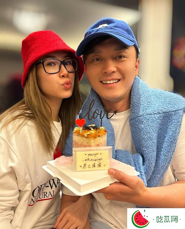 昨日(27日)杨明喜迎44岁生日，庄思明为杨明庆生炮制擦鲍鱼海鲜大餐，还送上订制的心型蛋糕。