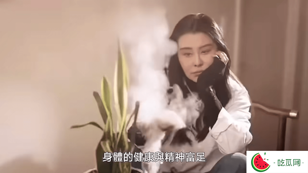 王祖贤面容松弛了不少，但仍看得出精致的五官，接近60岁的她仍甚有气质。