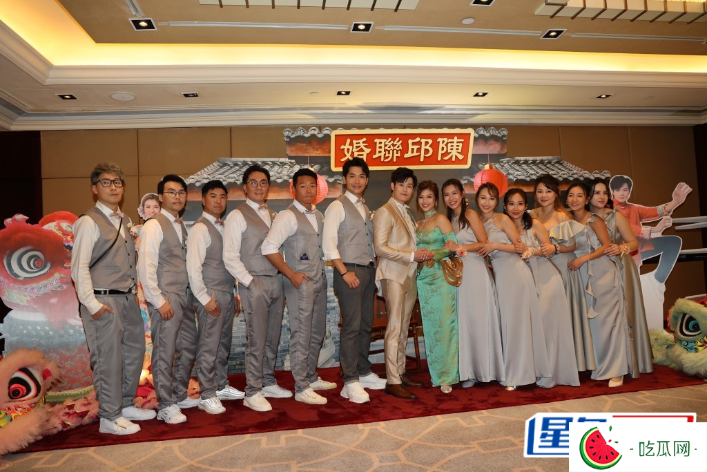 陈志忠与「贾名嫒」邱芷微兄弟姊妹团，穿上英伦风西装、银河系礼裙一同合照。