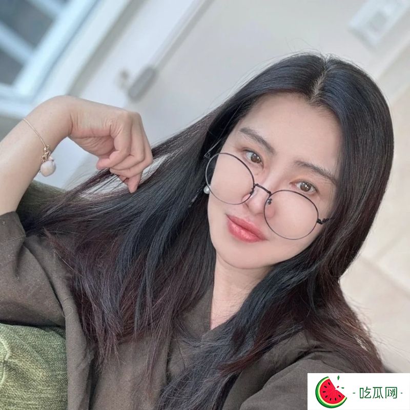王祖贤又在小红书上晒出一张自拍近照，并留言：“康康我的小红书新头像”。