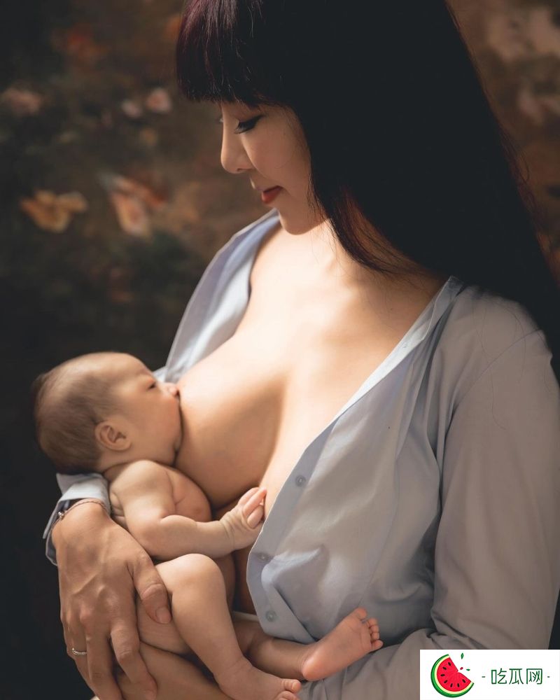 李宓穿上一件浅蓝色衬衫，不过就将扣子解开露出35F傲人上围，并将刚出生的双胞胎女儿放在大腿上喂母乳及遮住重点部位。