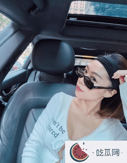 黄心妙身穿一件低胸V领白色上衣，内扣设计露出胸下及腹部的白皙肌肤，让其纤幼的小蛮腰若隐若现。