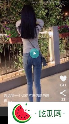 《在姨母家的客厅》：如何从日常细节中感受家庭温暖与幸福？
