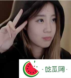 昔日电竞女神今转型，直播间素颜出镜引热议：她说“美颜一开，谁不好看？”