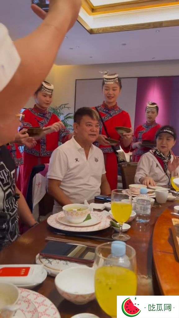 陈百祥被最少4名妙龄美女包围