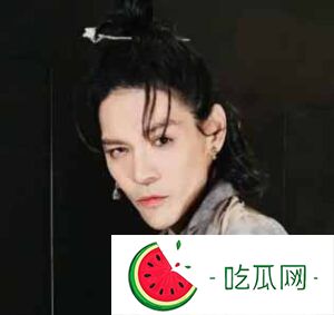 向佐摸鼻动作成标志，背后故事你知道吗？