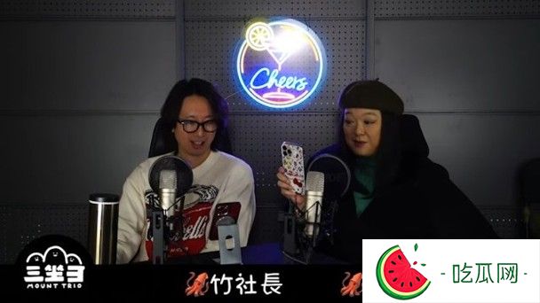 当日化上精致妆容的李珊珊头戴黑色贝雷帽，身穿深绿色高领上衣及黑色大褸，整体造型既保暖又不失美感。