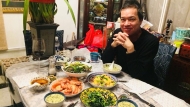 65岁洪朝丰颈部出现异常肿胀，疤痕吓人状态令人担心