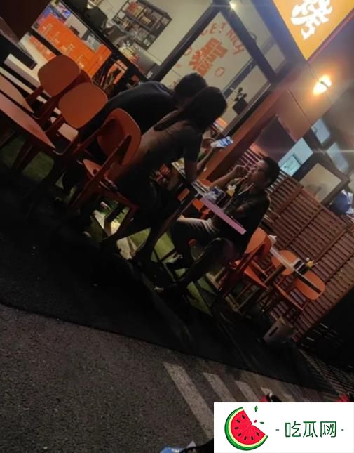 领导与美女员工的疑似瞬间，烧烤店内的瓜你吃了吗？