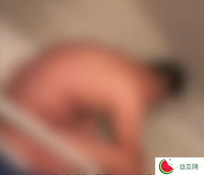 火车卧铺上的尴尬遭遇：男子全裸引发热议