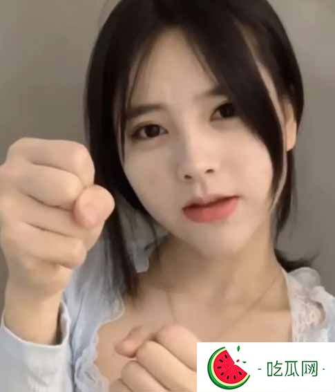 从“纯欲”到牛肉主播：小霸宠的五年网红之路，是蜕变还是无奈？