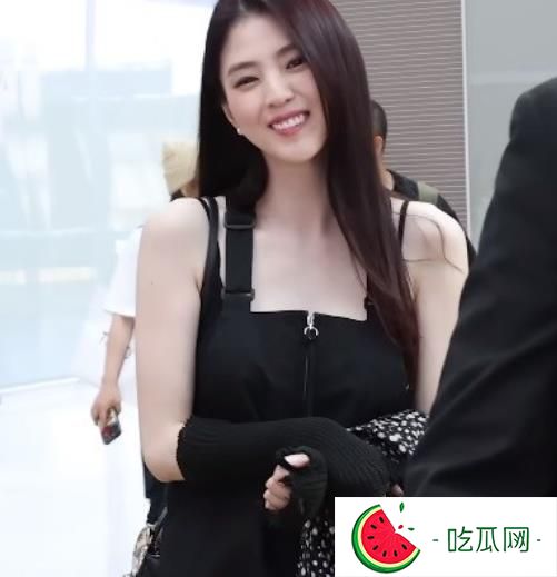 韩素希机场劝粉丝安静引热议