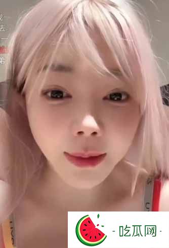 刘飞儿直播被指“判若两人”，过度美颜也难掩岁月痕迹？