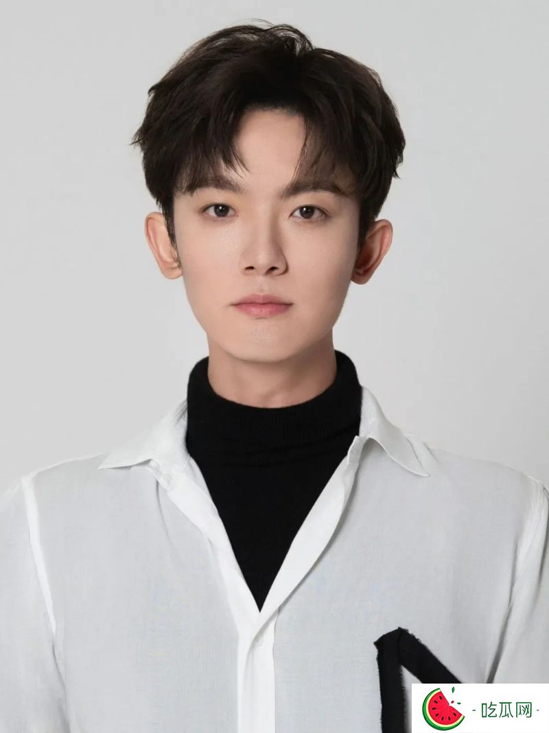 28岁内地男星李明德凭借《亲爱的，热爱的》、《玉骨遥》走红。