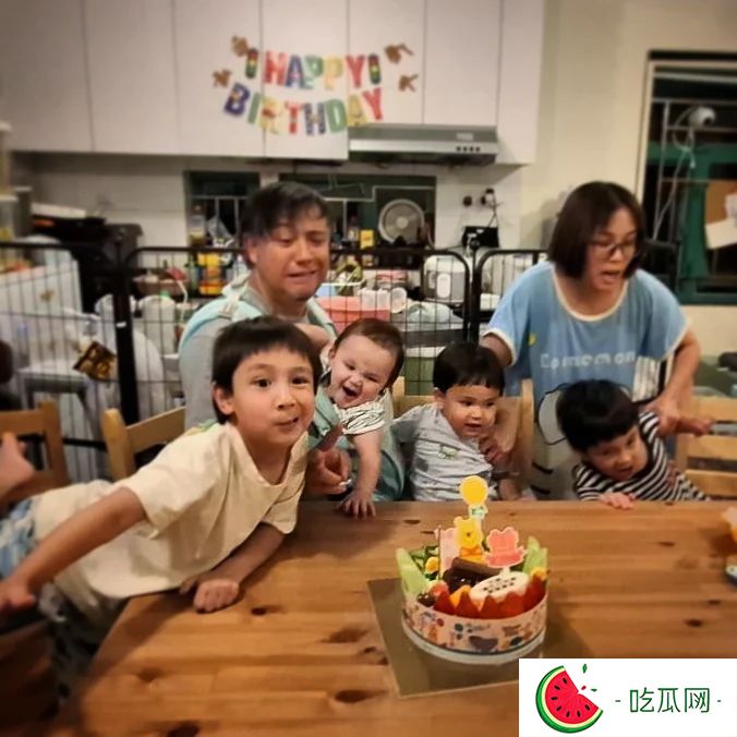 张致恒一家六口等饭开。