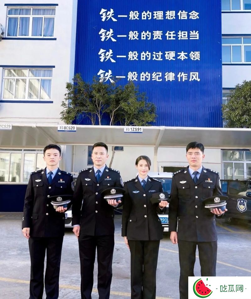 蓝心妍身材高挑，适合穿上制服。