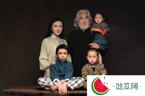 张纪中老当益壮，二人有多名仔女。