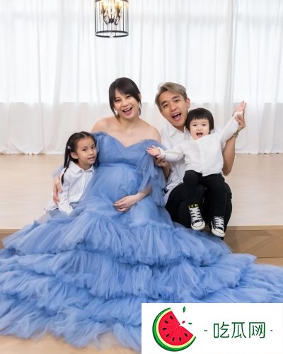 吴日言2016年与圈外老公Barry结婚，婚后七年抱三。
