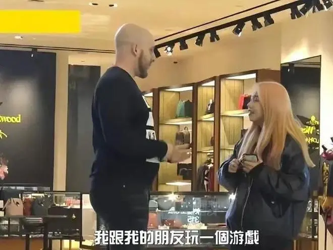 老外挑战与100个中国女孩接吻，女生等男友也要先吻老外！