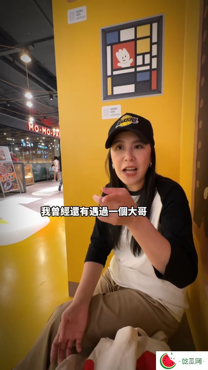 黄小柔自曝曾遇到某位前辈，更被其直接言语性骚扰。3