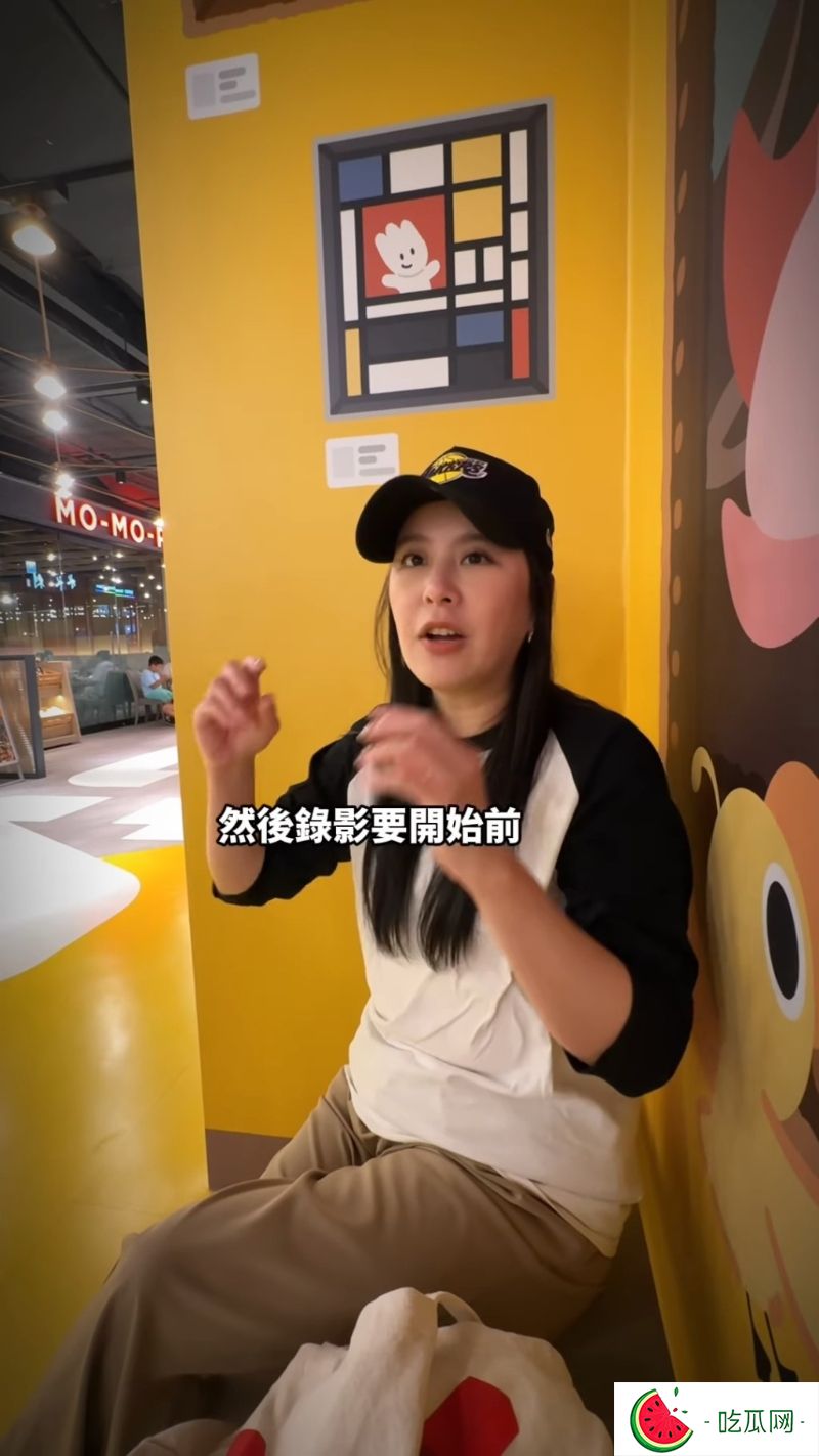 更荒唐的是，在录影开始前，对方竟然将手从她屁股伸往其私密部位。2