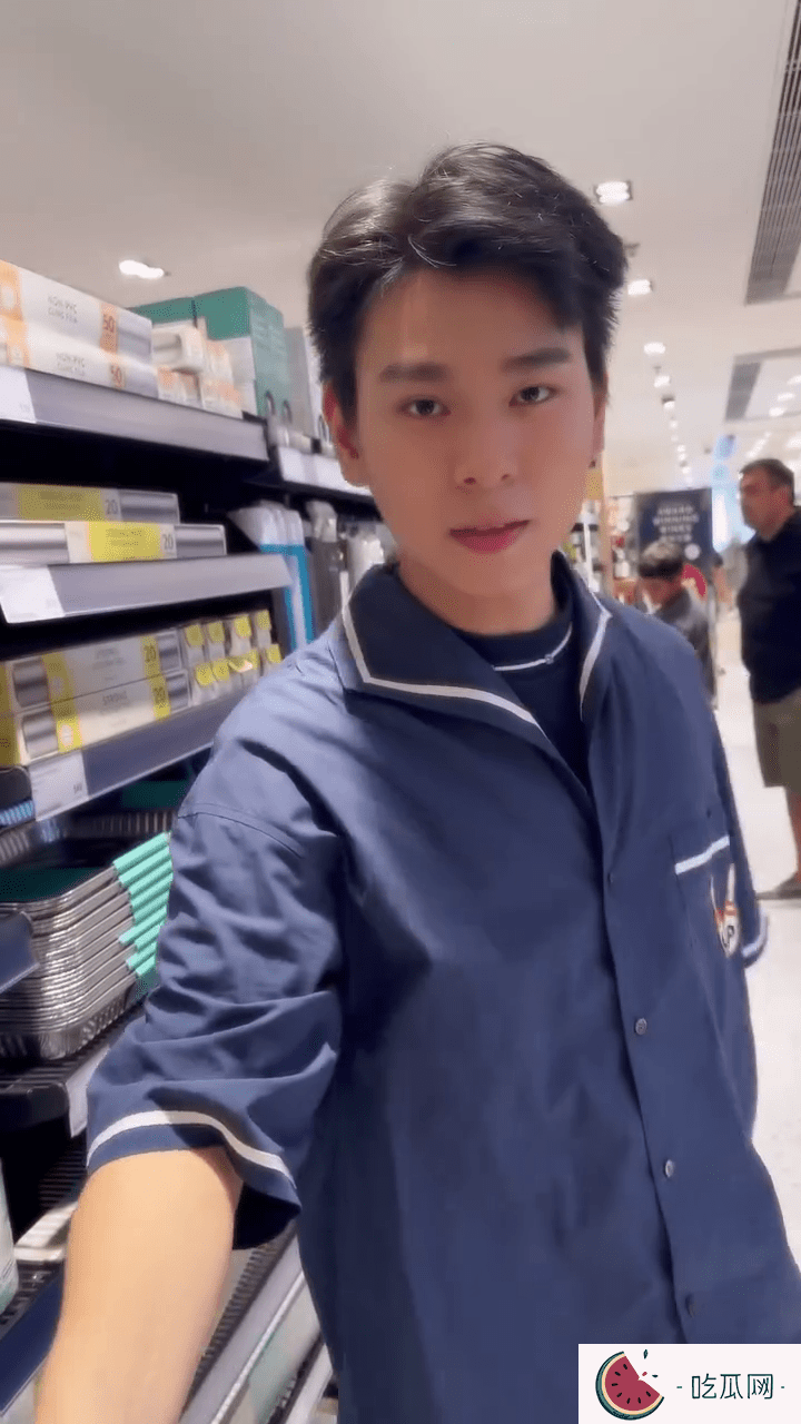 男子快手地帮忙拿取，并递给陈凯琳。