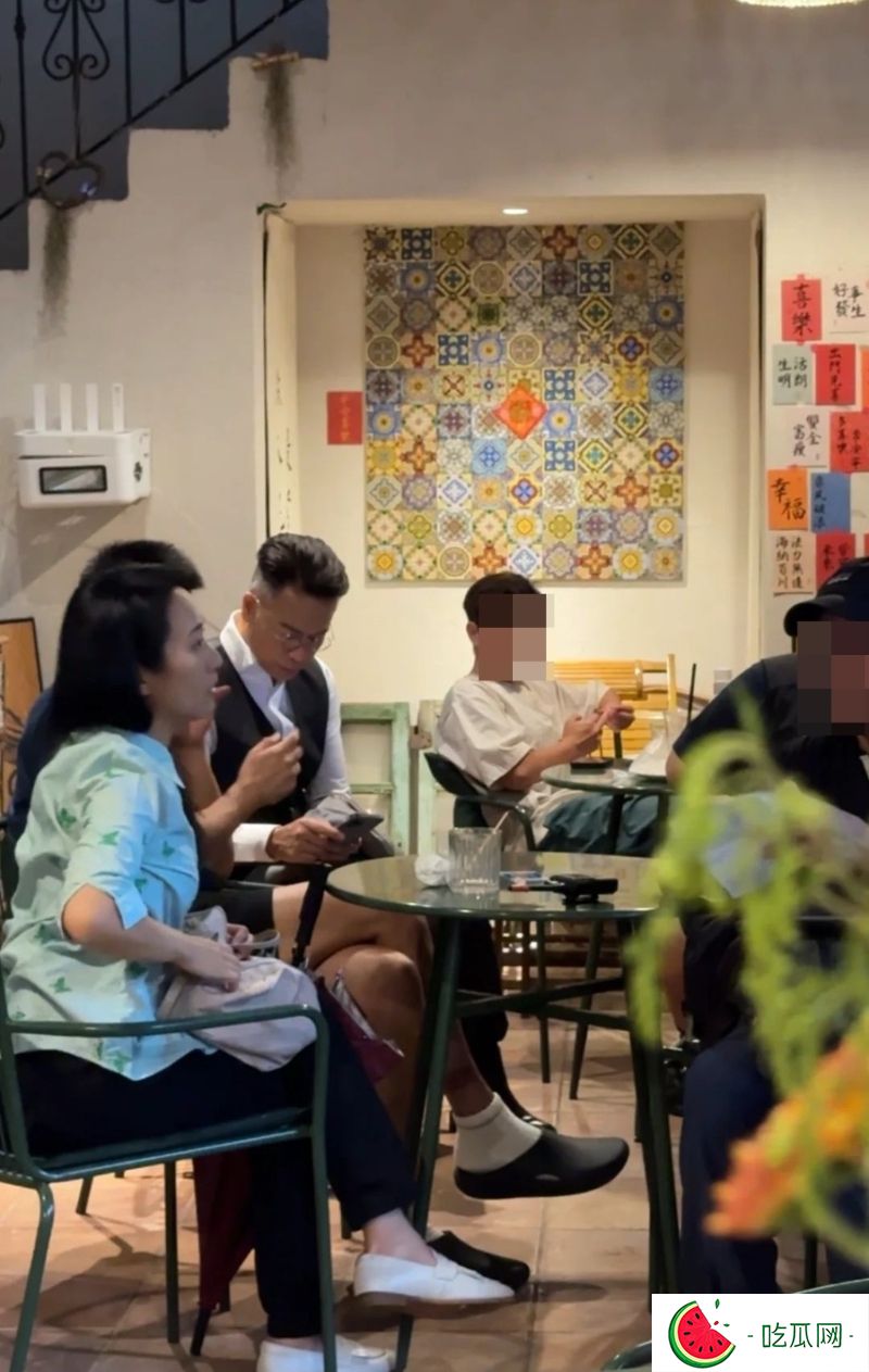 近日郭晋安在内地茶记被网民野生捕获，见戴金丝眼镜的他两鬓斑白，而且面容憔悴。