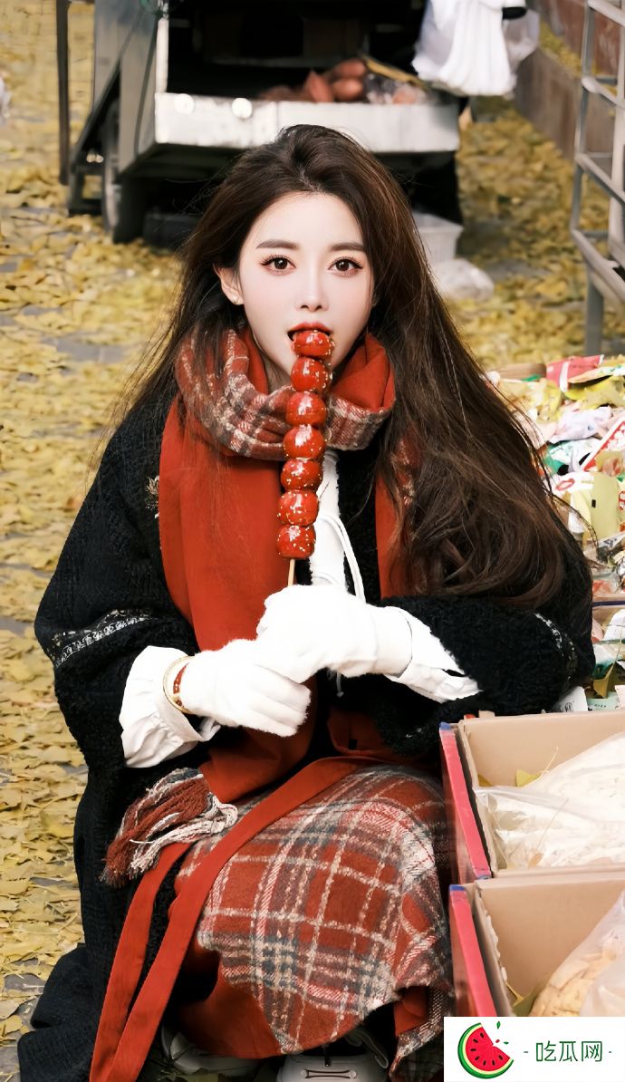 闪耀网络的微密女神猪小七：活力四射的95后街拍女神
