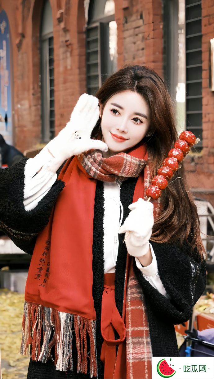 闪耀网络的微密女神猪小七：活力四射的95后街拍女神