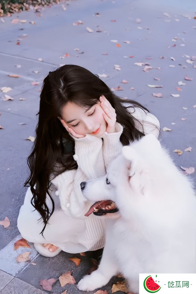 闪耀网络的微密女神猪小七：活力四射的95后街拍女神